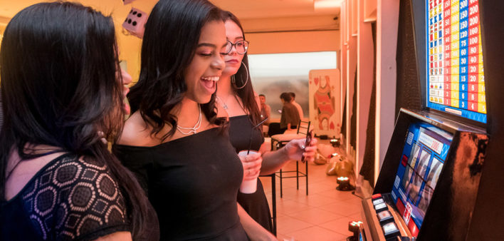 Atrações diferentes para festa de 15 anos: experiências interativas para adolescentes e adultos